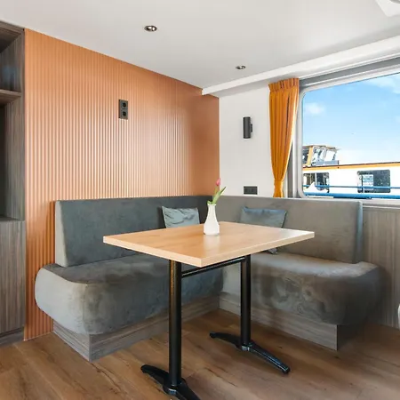 Hotel Sailing
