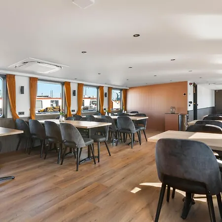 Sailing Hotel *