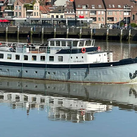 Hotel Sailing *